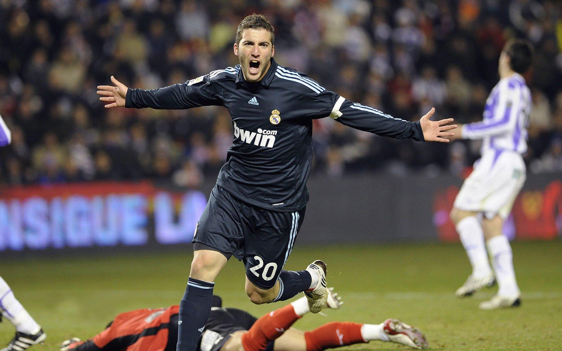 安菲尔德前球迷高呼这场必须赢,阿莫林淡然一笑,对我们而言,每一场都是决赛